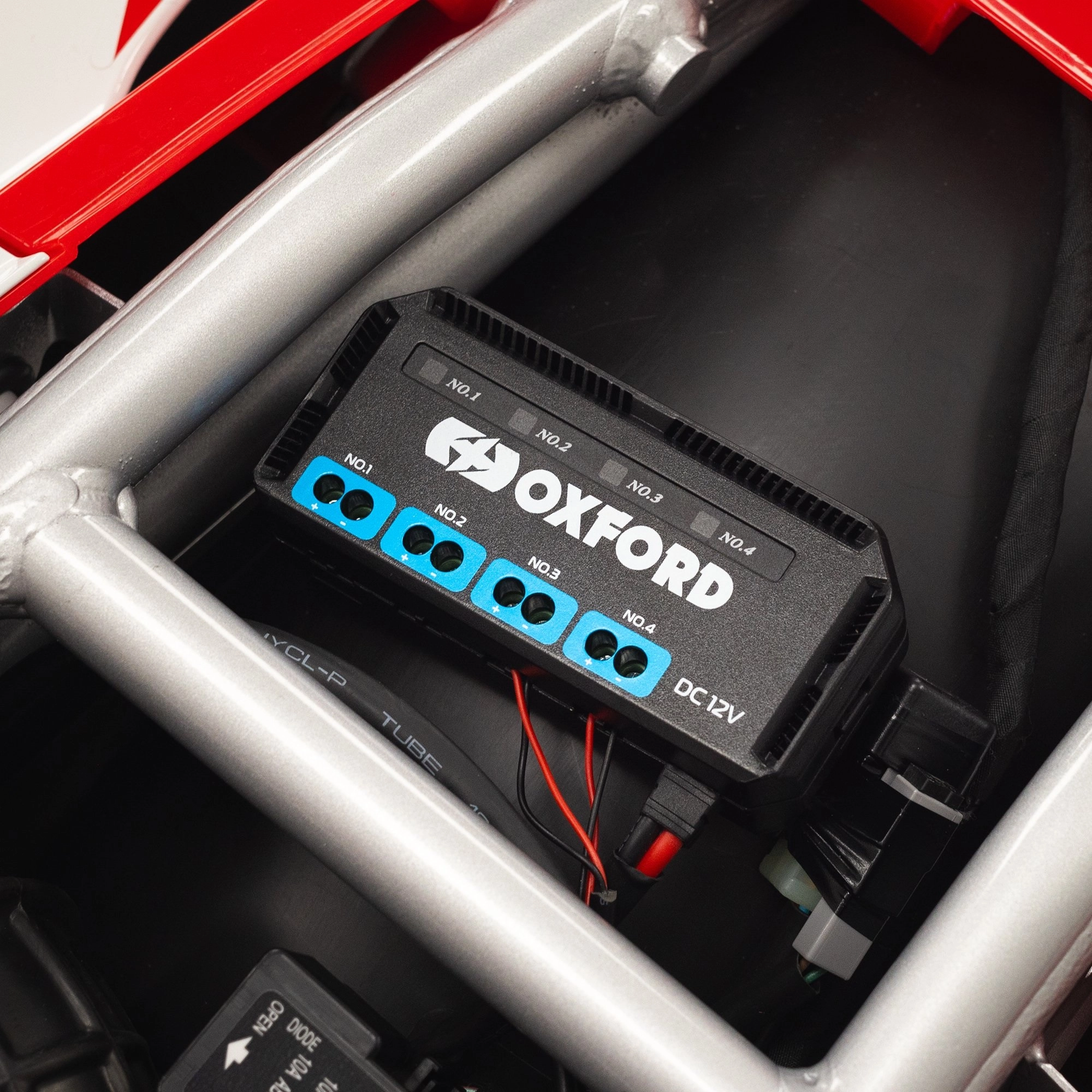 Розподільна коробка Oxford 12V EL112